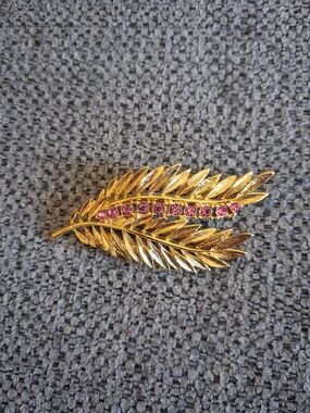 Vintage Gold-Tone Leaf Brooch with Pink Rhinestones